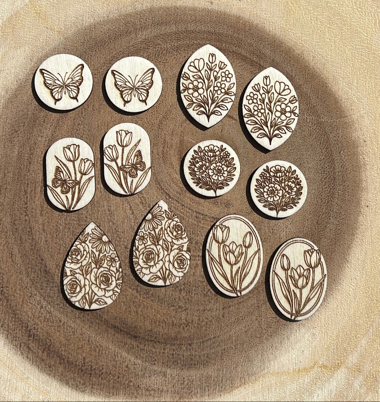 Wooden engraved cab set