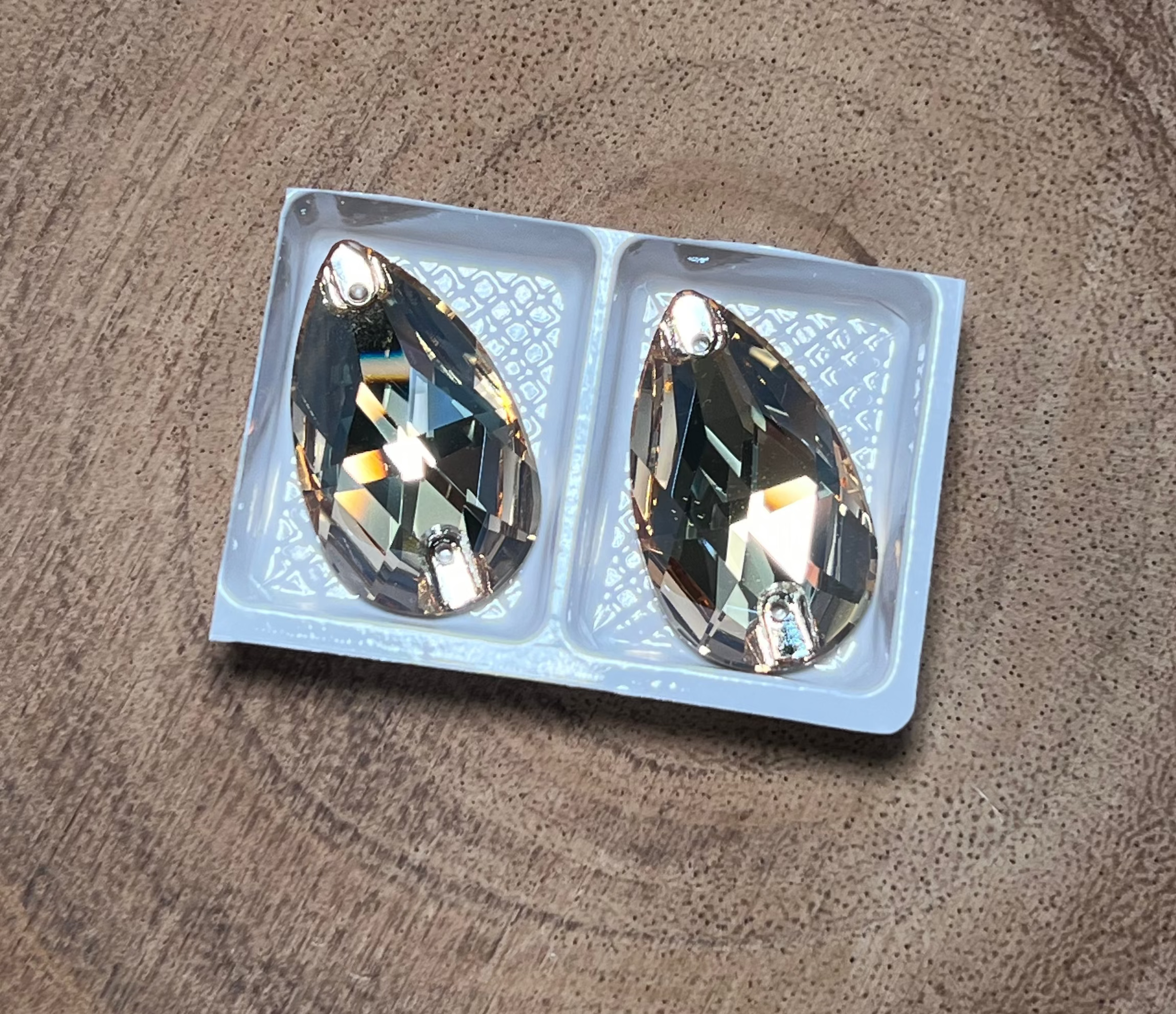 Teardrop Gem Golden Shadow 17x28mm
