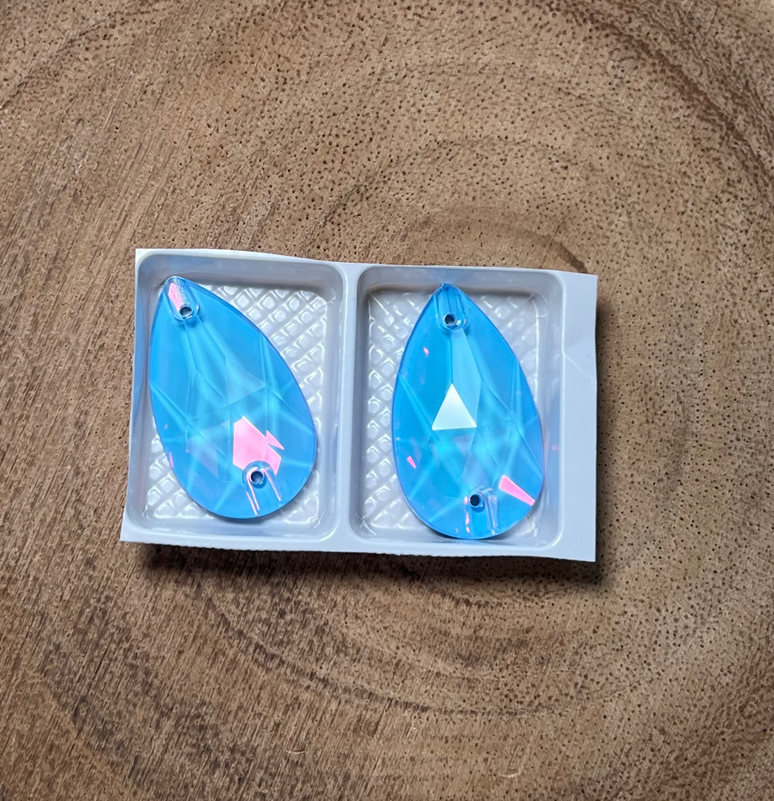 Teardrop Gem Light Sapphire 17x28mm